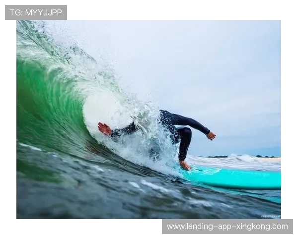 冲浪选手被海浪拍飞十米，爬起继续比赛