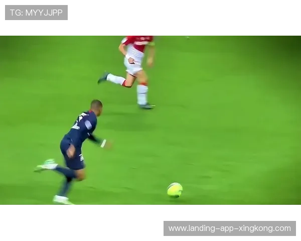 姆巴佩带球变速摆脱防守，法国锋线爆炸感十足：速度与技术的极致对话